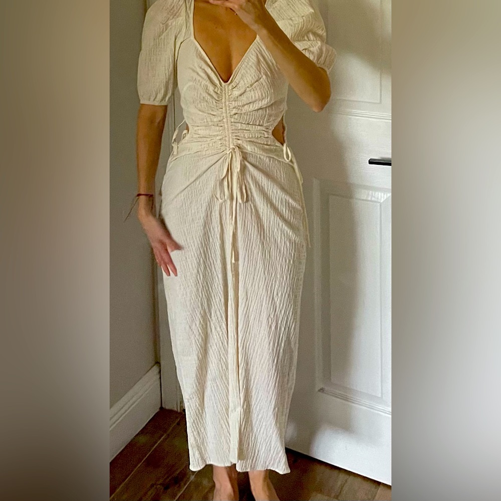 Off white cut off dress with short sleeves. Stradivarius size xs